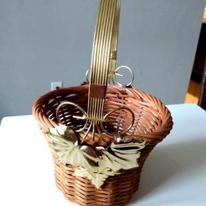 Wicker 70s Vintage basket goldtone metal handle